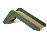 En lille indendørs rutsjebane til børn i et minimalistisk design med grønne sider og en glideflade af naturtræ.