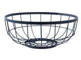 En rund, sort frugtkurv af metaltråd med et åbent design, der står tom på en almindelig hvid baggrund.