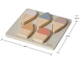 Et is-puslespil i træ med fem pastelfarvede brikker på en firkantet base, der måler 20 x 20 x 2,5 cm. Mærkenavnet FLEXA er trykt på basen.