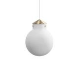 En moderne, kugleformet hvid pendel med en guldmetalkappe og en hvid ledning på en almindelig hvid baggrund.