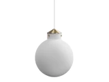 En moderne kugleformet hvid pendel med en guldfarvet hætte, ophængt i en hvid ledning mod en almindelig hvid baggrund.