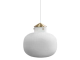 En moderne pendel med en rund, mat hvid glasskærm og en guldmetallisk top, der hænger i en hvid ledning mod en hvid baggrund.
