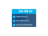 Blå og hvid grafik med dansk tekst: Her får du: Familievenligt, Populært hotel, Dejligt poolområde, hver med et blåt flueben ved siden af.