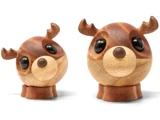 To træfigurer formet som runde hjortehoveder med store sorte øjne, små ører og gevirer, en mindre og en større, placeret side om side på en hvid baggrund.