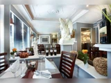 Denne elegante restaurant er indrettet med klassiske statuer, vinflasker, moderne indretning, hyggelige træstole og friske blomster på bordene, hvilket skaber en raffineret og indbydende atmosfære, de
