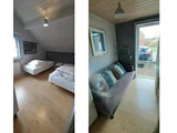 To fotos: Det ene viser et soveværelse med en seng under et skråt loft, det andet viser et lille rum med en sofa, puder, et stort vindue og en bil, der kan ses udenfor.