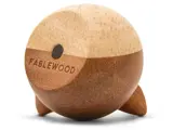 En rund trægenstand med to små ben, indgraveret med FABLEWOOD, med tofarvede træfarver og en lille sort prik.