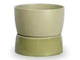 En beige blomsterkrukke i keramik med en matchende grønlig-beige underkop nedenunder, begge med en glat, mat finish.