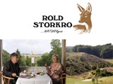 Logo med et hjortehoved og teksten ROLD STORKRO ...NATURligvis. Nedenfor spiser to ældre kvinder ved et vindue; ved siden af dem er der et naturskønt landskab med bølgende bakker og lilla lyng.