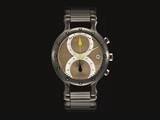 Et moderne, metallisk armbåndsur med en brun og hvid urskive, sorte timemarkeringer, to subdials, gulspidsede visere og datovindue på en sort baggrund.