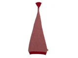 En lang, rød- og hvidstribet strikhue med en spids spids og en samlet rød kvast i toppen.