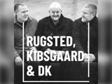 Tre ældre mænd sidder tæt sammen og smiler. Over billedet står der med hvid tekst »RUGSTED, KIBSGAARD & DK« med fed, store bogstaver på en sort-hvid baggrund.
