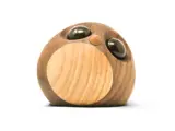En lille uglefigur af træ med en rund krop, store mørke øjne og en lys mave på en hvid baggrund.