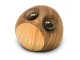 En lille, rund uglefigur af træ med skinnende sorte øjne og en glat, tofarvet finish.