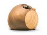 En lille, afrundet træuglefigur med en glat finish, lyse og mørke trætoner og et skinnende sort øje.