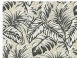 Beige og hvidt stof med et dristigt sort og gråt tropisk bladmønster med overlappende store palmeblade.