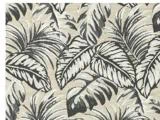 Beige og hvidt stof med et dristigt sort og gråt tropisk bladmønster med overlappende store palmeblade.