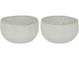 To runde, hvide keramikskåle med let uregelmæssige former og et subtilt prikket mønster, placeret side om side.