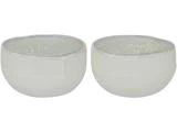 To runde, hvide keramikskåle med let uregelmæssige former og et subtilt prikket mønster, placeret side om side.