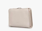 En lys beige læderpung med lynlås og struktureret finish, vist stående på en hvid baggrund.