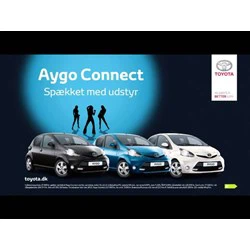 Tre Toyota Aygo-biler i sort, blå og hvid vises foran en blå cirkel med den danske tekst Aygo Connect Spækket med udstyr. Toyota-logoer og hjemmeside er også vist.