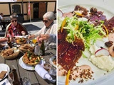 Til venstre: Tre kvinder spiser udendørs med forskellige retter og drikkevarer. Til højre: Nærbillede af en gourmettallerken med saltet kød, grønt og cremet garniture.