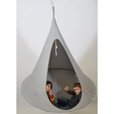 To børn sidder inde i et gråt, hængende bæltetelt, smiler og laver fredstegn, mens teltet er hængt op i et reb.