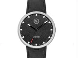 Et minimalistisk sort armbåndsur med struktureret urskive, sølvfarvede timemarkeringer, rødspidset sekundviser og sort læderrem. SW-logoet sidder tæt på klokken 12.