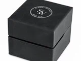 En sort firkantet urkasse med logoet S. Schmidt Watches SW Est. 2018 i hvidt på låget.