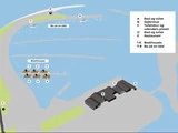 Kort over en marina med afmærkede bådhuse, dokker, toiletter, udendørs urinaler, en restaurant og afmærkede områder til ophold på bådene og en sejlerlounge.