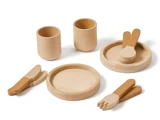 Et legesæt i træ med to kopper, to tallerkener, to gafler, to knive og to skeer med solbrune håndtag, arrangeret på en hvid baggrund.