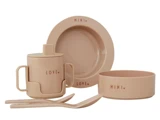Beigefarvet babysæt med tallerken, skål, drikkedunk og to redskaber, alle mærket med ordene MINI og LOVE i enkle bogstaver.
