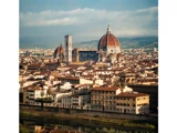 En panoramaudsigt over Firenze, Italien, med Firenzes ikoniske katedral med rød kuppel og historiske bygninger under en delvis overskyet himmel.