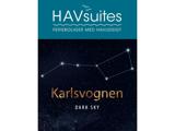Plakat med en blå topsektion med teksten HAVsuites FERIEBOLIGER MED HAVUDSIGT og en nattehimmel, der viser Karlsvognen. Tekst: MØRK HIMMEL.
