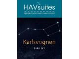Plakat med en blå topsektion med teksten HAVsuites FERIEBOLIGER MED HAVUDSIGT og en nattehimmel, der viser Karlsvognen. Tekst: MØRK HIMMEL.