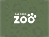 Aalborg Zoos logo med AALBORG ZOO i hvide bogstaver på en grøn baggrund med dyreprintmønstre; Os ligner dyrepoteaftryk.