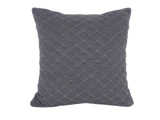 En firkantet grå quiltet pude med diamantmønster på en almindelig hvid baggrund.