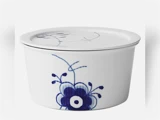 En hvid keramikbeholder med låg og et blåt blomstermotiv på siden og låget.