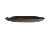 En mørk, oval keramiktallerken med blank overflade, set fra siden mod en hvid baggrund.