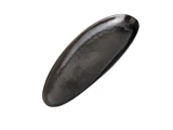 En lang, oval, sort keramiktallerken med en let blank overflade på en hvid baggrund.