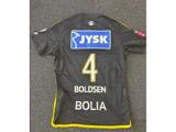En sort sportstrøje med gule kanter, nummer 4, navnene Boldsen og Bolia samt et JYSK-sponsorlogo på ryggen lå på et gråt tæppe.