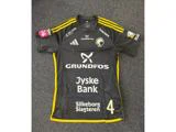 En sort sportstrøje med gule detaljer, sponsorlogoer, tallet 4 samt navnene Grundfos, Jyske Bank og Silkeborg Slagteren på forsiden.