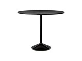 Et rundt sort bord med en enkelt central piedestal og en cirkulær base i flere etager på en hvid baggrund.