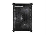 En rektangulær, sort, bærbar SOUNDBOKS-højttaler med tre synlige driverkegler bag et sekskantet netgitter.