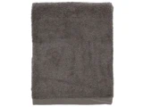 Et foldet mørkegråt badehåndklæde med en struktureret, blød overflade og en enkel kant langs den nederste kant.