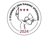 Et cirkulært logo med tre røde stjerner, abstrakt stregtegning af en kok, dansk tekst 3 STJERNER I DEN DANSKE SPISEGUIDE og 2024 i bunden.