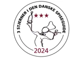 Cirkulært logo med 3 STJERNER I DEN DANSKE SPISEGUIDE-tekst, tre røde stjerner, abstrakt kokkefigur og 2024 skrevet i bunden.