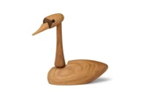 En andefigur i træ med et glat, minimalistisk design med en lang hals og et spidst næb på en hvid baggrund.