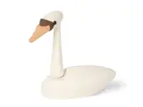 En minimalistisk svanefigur i træ med en hvid krop, et lysebrunt næb og en mørk plet ved øjnene, der sidder på en almindelig hvid baggrund.