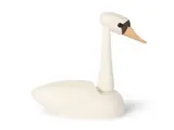 En minimalistisk, hvid svanefigur af træ med en lang hals, sorte øjne og et næb af naturligt træ på en almindelig hvid baggrund.